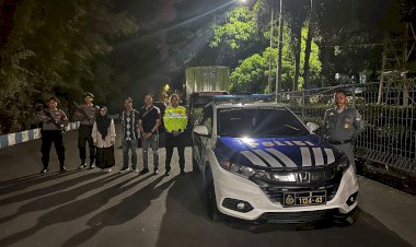 Polisi-Kawal-Ketat-Kedatangan-Surat-Suara-Pilkada-Serentak-2024-di-Jember